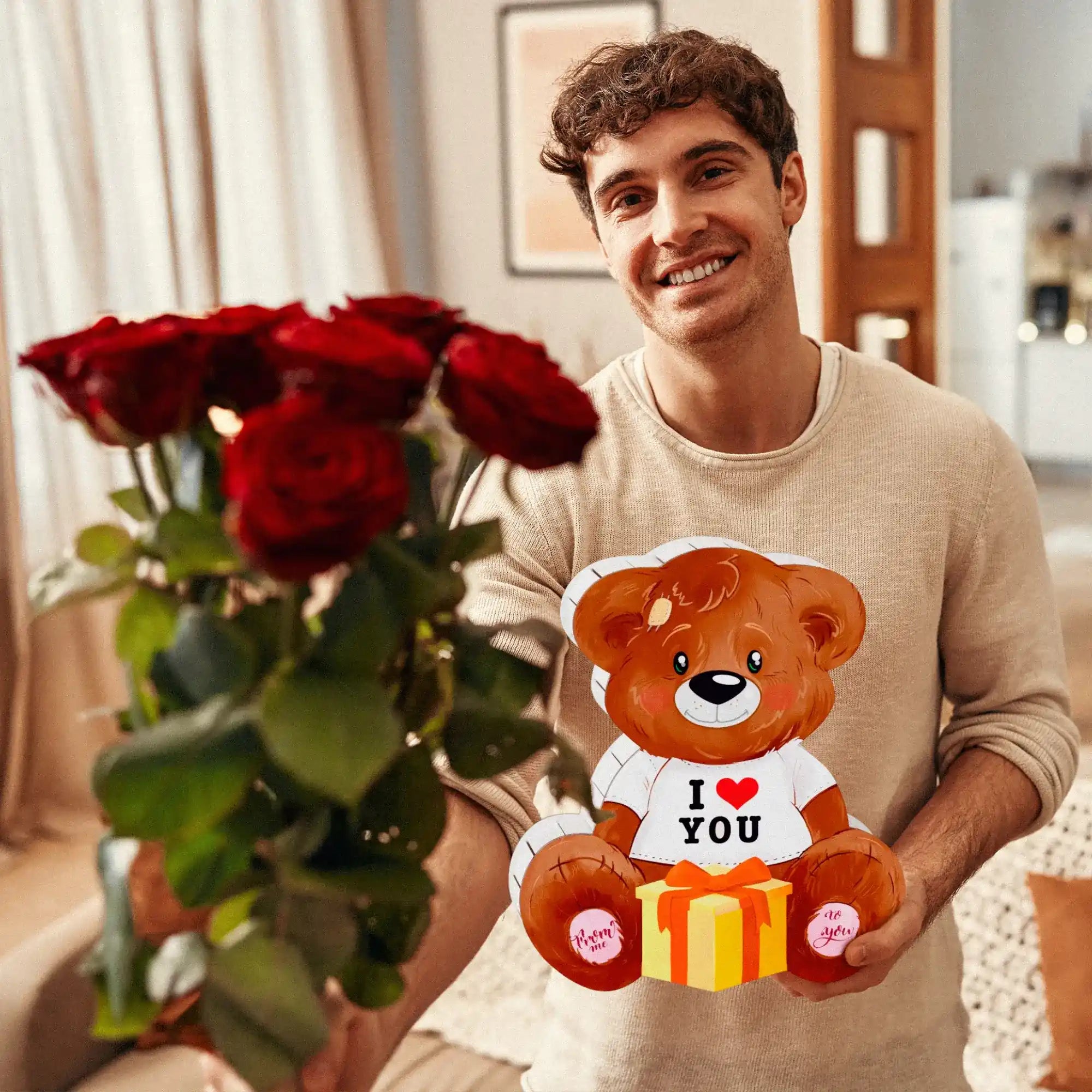 Mann überrascht mit Rosen und Teddybär-Geschenkbox – herzliche Geschenkidee zum Valentinstag oder Jahrestag.