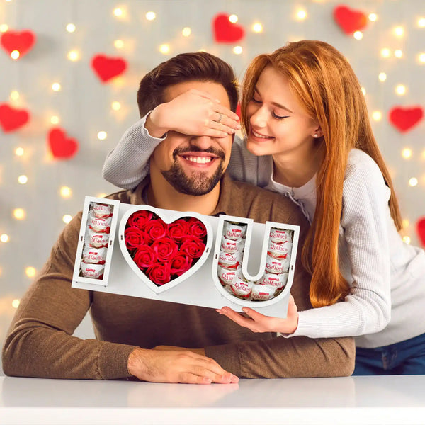 Romantische I LOVE U Geschenkbox mit Raffaello und Rosen – ideales Geschenk für den Partner zum Valentinstag oder Jahrestag.