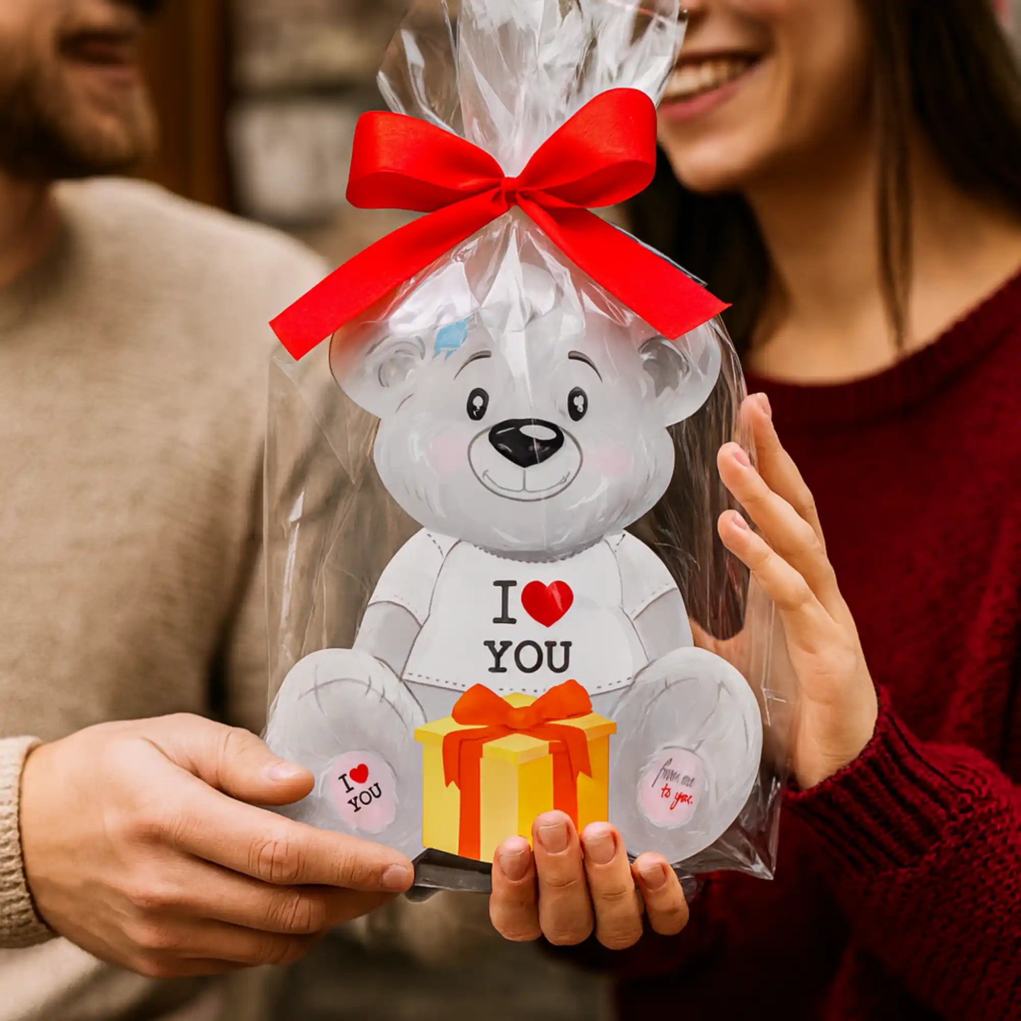 Weiße Teddybär-Box mit roter Schleife – fertig verpackt als romantisches Geschenk für Freundin oder Partner.